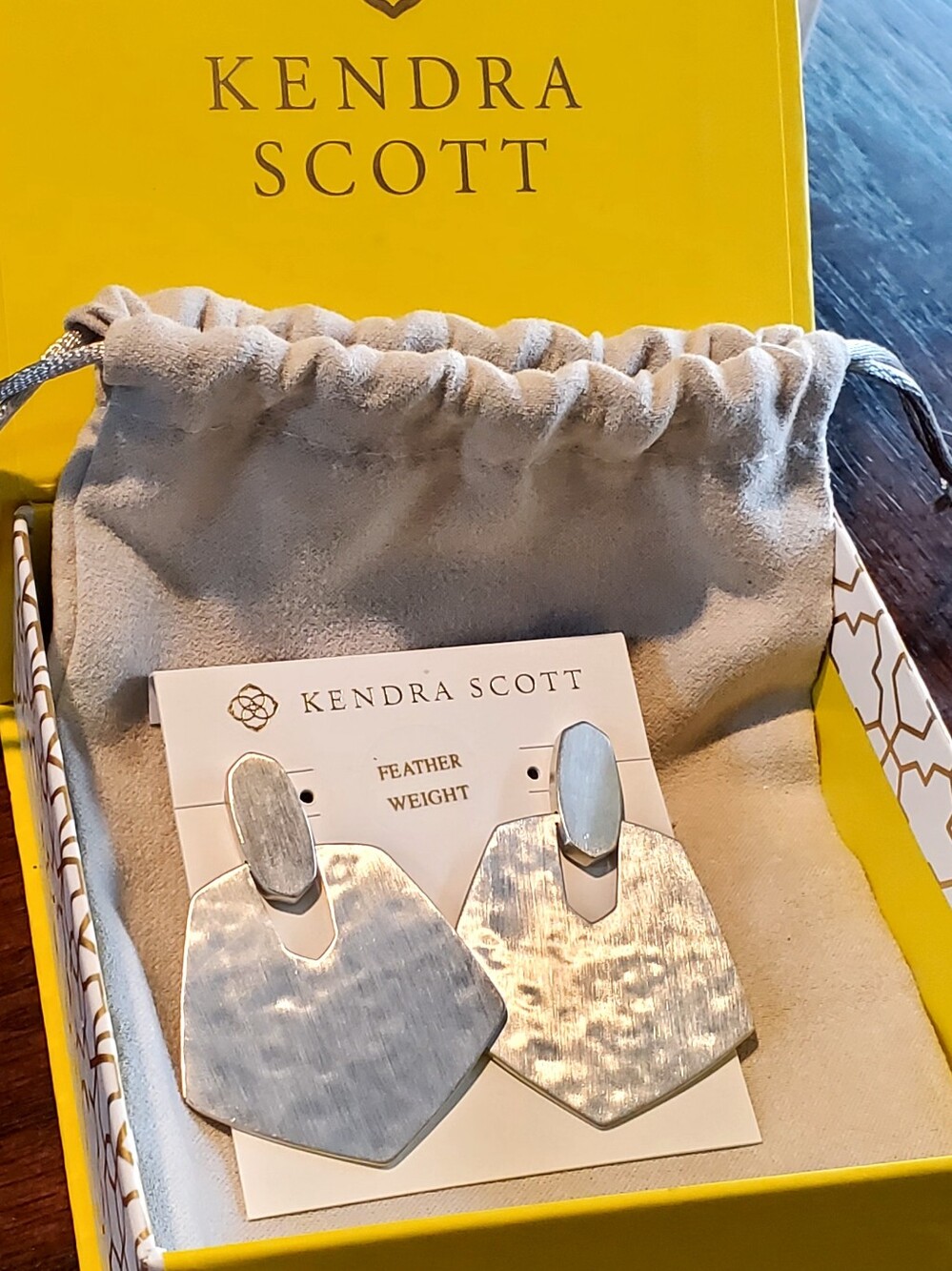 Kendra Scott "Finch" Hammered Earrings Nwt - Picture 4 of 9